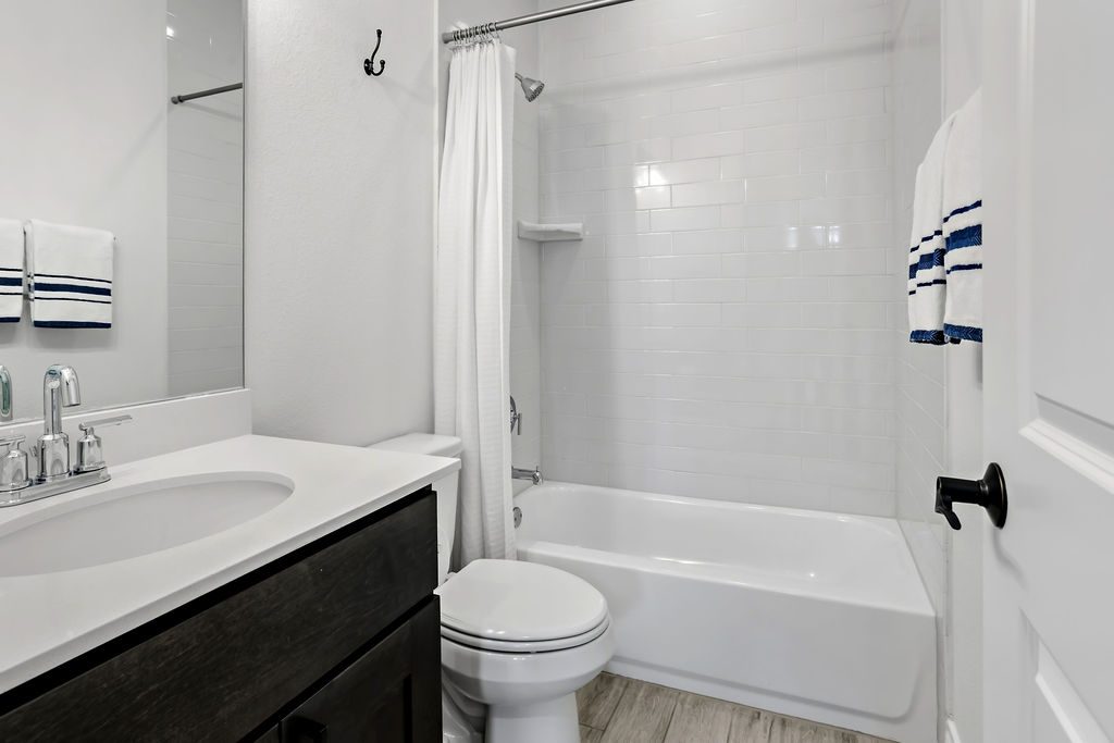 Bath — Hill Country custom home, Austin TX real estate photography