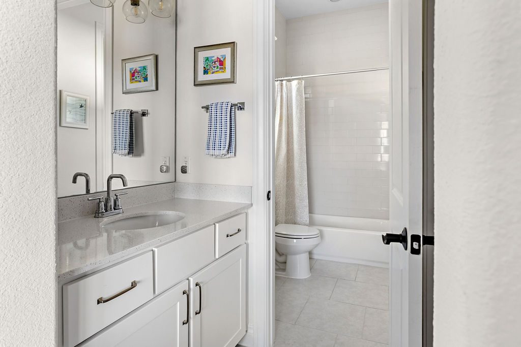 Bath — Hill Country custom home, Austin TX real estate photography